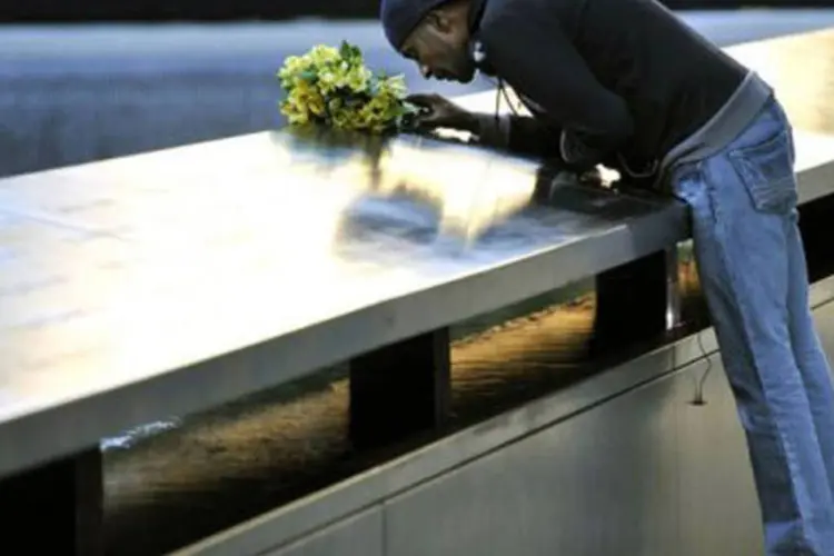 Dennis Swindell beija o nome de seu amigo Gary Lee Bright no Memorial do 11 de setembro
 (Timothy A. Clary/AFP)