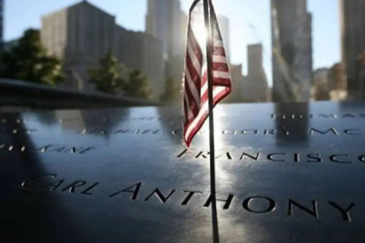 Pequena bandeira americana é colocada no Memorial do 11 de setembro  (Chris Pedota/AFP)