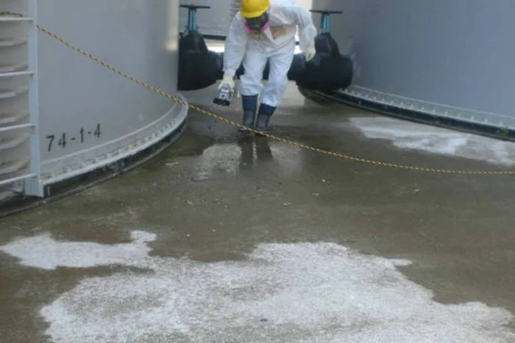 
	Funcion&aacute;rio mede n&iacute;vel de radia&ccedil;&atilde;o na usina de Fukushima: a Tepco admitiu que o ac&uacute;mulo de &aacute;gua contaminada nos por&otilde;es dos edif&iacute;cios dos reatores causam vazamentos ao mar
 (Tokyo Electric Power Co. via Bloomberg)