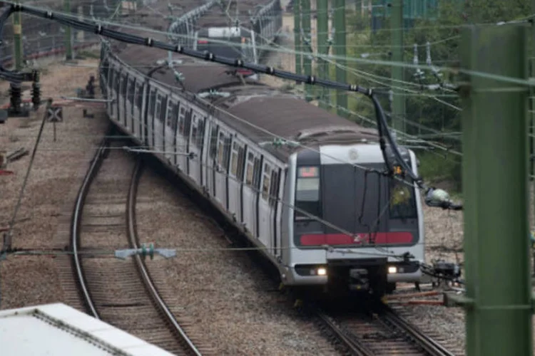 
	Trem na China: a China tinha mais de 100 mil quil&ocirc;metros de linhas ferrovi&aacute;rias em opera&ccedil;&atilde;o no final de 2013, sendo 10 por cento do total para trens de alta velocidade
 (Jerome Favre/Bloomberg)