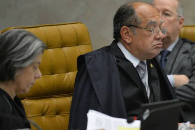 Os ministros Cármen Lúcia, Gilmar Mendes e Celso de Mello em julgamento do mensalão: a sessão de hoje será retomada com o voto da ministra Cármen Lúcia (José Cruz/ABr)