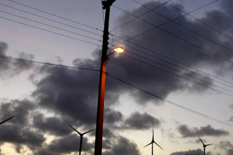 
	Turbinas de energia e&oacute;lica operam em um campo da Tractebel Energia em Beberibe
 (Adriano Machado/Bloomberg)