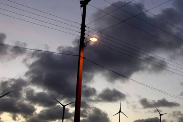 Turbinas de energia eólica operam em um campo da Tractebel Energia em Beberibe (Adriano Machado/Bloomberg)
