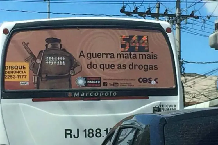 Ônibus do Rio de Janeiro circula com cartaz da campanha "Da proibição nasce o tráfico" (Divulgação/ Facebook - Da proibição nasce o tráfico)