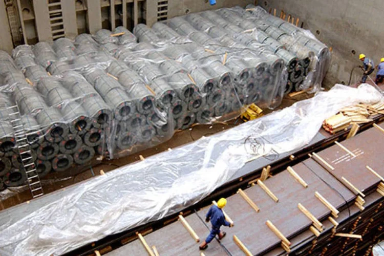 Operários organizam aço em fábrica da Cosipa: a Fiesp calcula que a participação da indústria na economia deverá cair para 9,3% em 2029 (Jean-Pierre Pingoud/Bloomberg News)
