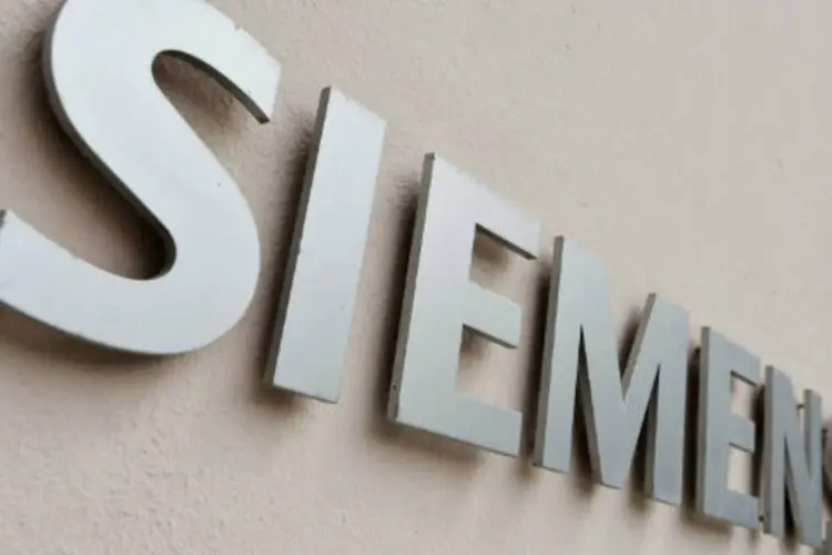 
	Logo da Siemens na sede da empresa: a empresa&nbsp;afirmou que n&atilde;o se manifestaria sobre investiga&ccedil;&otilde;es em curso
 (Guenter Schiffmann/Bloomberg)