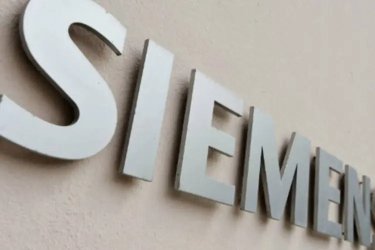 
	Logo da Siemens na sede da empresa: pedido de indeniza&ccedil;&atilde;o era somente contra a companhia alem&atilde;
 (Guenter Schiffmann/Bloomberg)