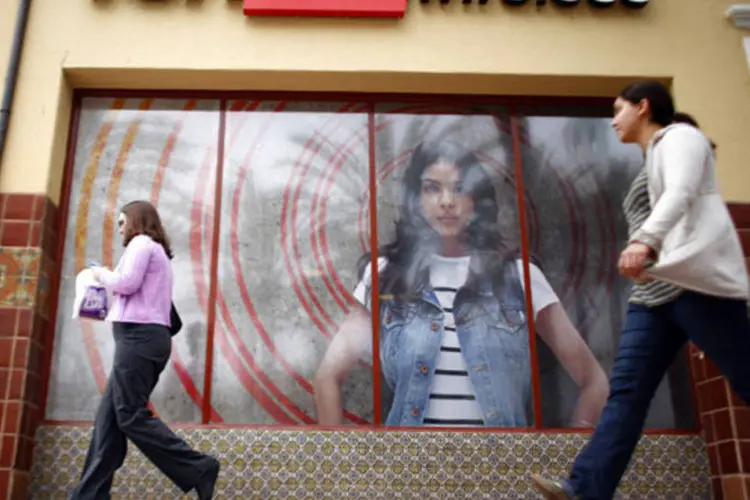 Pessoas passam em frente de uma loja da Verizon  Wireless em Westwood, Los Angeles, Califórnia (Eric Thayer/Getty Images)