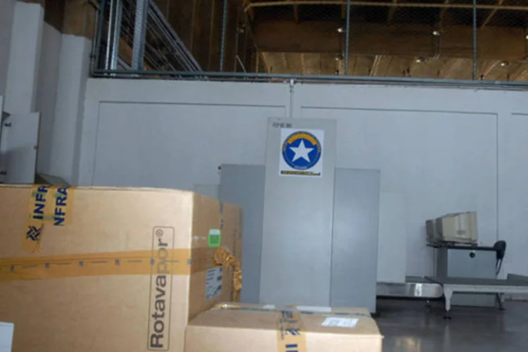 
	Equipamento usado em portos, aeroportos e pontos de fronteiras alfandegadas, para vistorias de bagagem do viajante que chega ao pa&iacute;s
 (Abr)