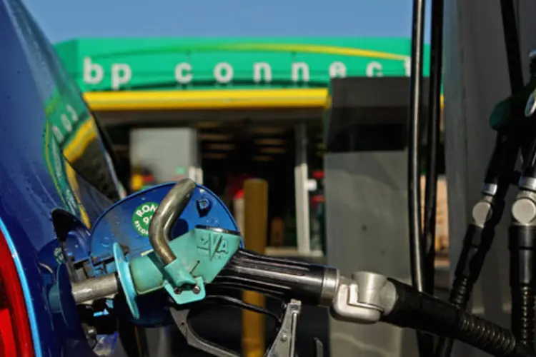 Carro sendo abastecido com gás em um posto da BP em Auckland, na Nova Zelândia (Phil Walter/Getty Images)