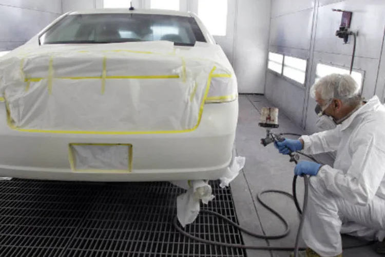 
	Trabalhador pinta carro: a Axalta colocar&aacute; cerca de um ter&ccedil;o do seu or&ccedil;amento anual de investimento de US$ 100 milh&otilde;es na Am&eacute;rica Latina
 (Jay LaPrete/Bloomberg)