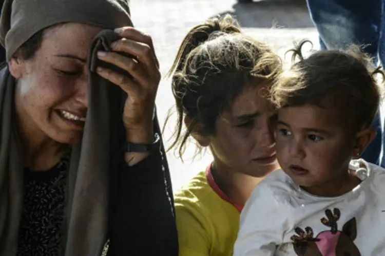 
	Parentes de pessoas feridas em um ataque suicida na cidade de Kobane se desesperam em um hospital da Turquia, na fronteira com a S&iacute;ria
 (AFP / Ilyas Akengin)