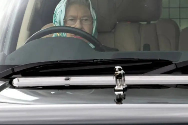 Rainha Elizabeth II, da Inglaterra, dirige seu Range Rover (12/05/2011) (Chris Jackson/Getty Images)