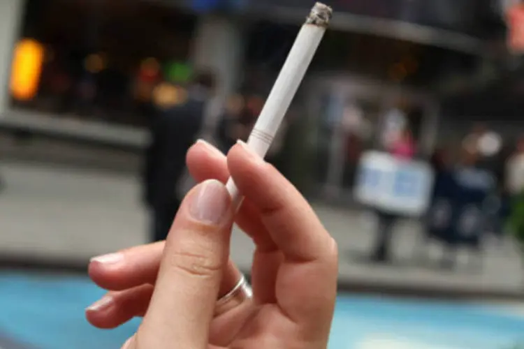 
	Em 1989, cerca de 43% dos homens e 27% das mulheres fumavam. Em 2008, esse n&uacute;mero caiu para aproximadamente 23% e 14% respectivamente
 (Daniel Barry/Getty Images)