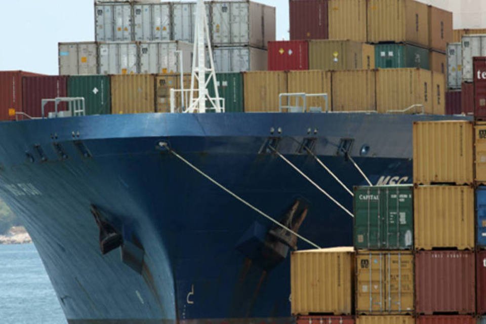Colisão de cargueiros na Grécia deixa 2 mortos
