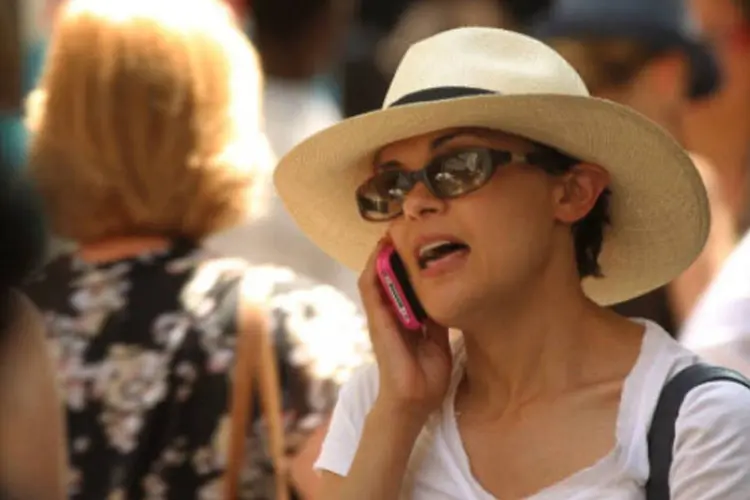 
	Mulher falando no celular: volta a ter efic&aacute;cia a regulamenta&ccedil;&atilde;o da Anatel que estabelece aos cr&eacute;ditos prazos de validade
 (Getty Images)