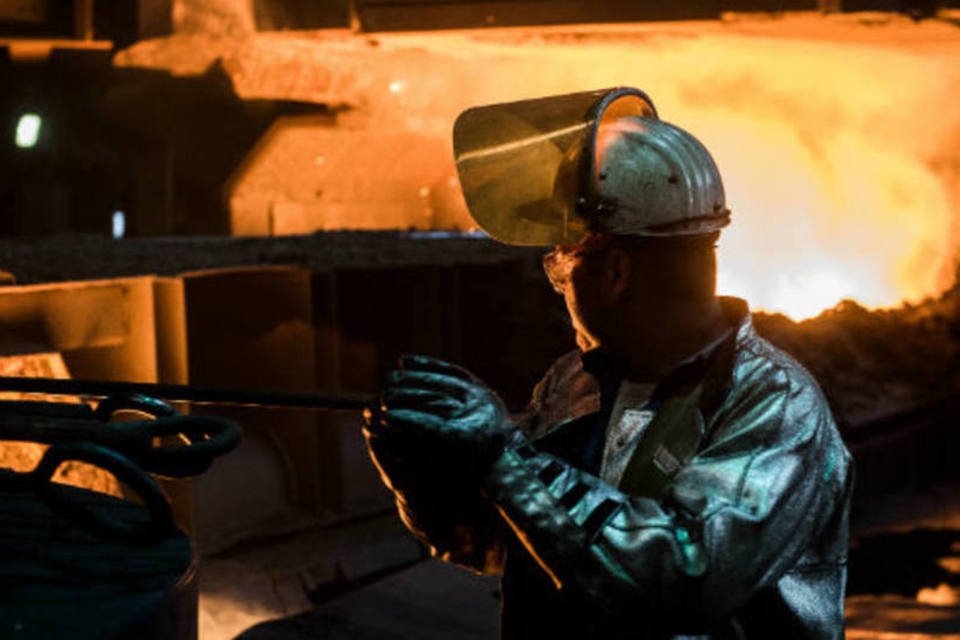 Trabalhador do setor de siderurgia: setor foi favorecido por aumento no consumo interno, crescimento de exportações de placas e queda nas importações (Akos Stiller/Bloomberg)