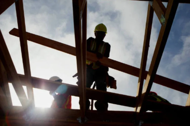 
	Trabalhadores da constru&ccedil;&atilde;o civil: receita l&iacute;quida da Rodobens, por outro lado, subiu 38%, para R$ 216,1 milh&otilde;es
 (Sam Hodgson/Bloomberg)