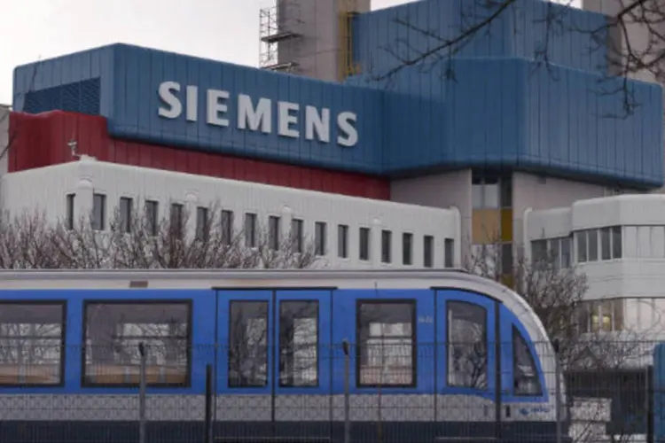 
	Pr&eacute;dio da Siemens:&nbsp;I&amp;C gerou cerca de 17 bilh&otilde;es de euros em receita em 2012, correspondendo a cerca de 23 por cento das vendas por&eacute;m apenas a 5 por cento do lucro do grupo
 (Guenter Schiffmann/Bloomberg)