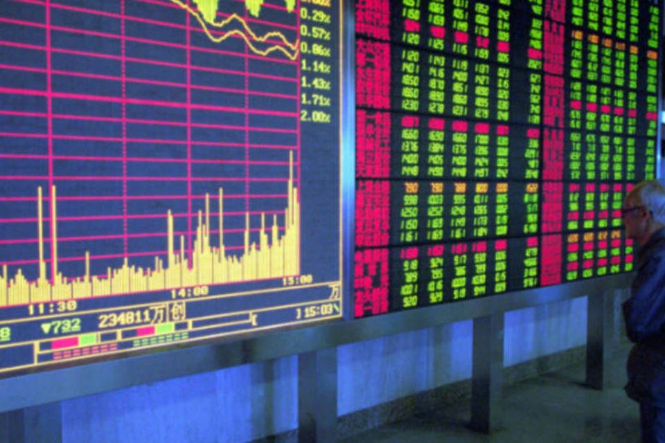 Bolsa de Xangai cai mais de 7% e pressiona demais pregões