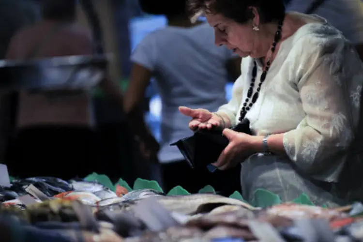 
	Consumidora conta moedas em mercado de peixe: &quot;resultado sinaliza que a atividade econ&ocirc;mica do setor continua em ritmo menos intenso que no mesmo per&iacute;odo do ano passado&quot;, disse a FGV.
 (David Ramos/Getty Images)