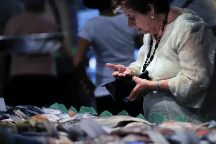 
	Nesta ter&ccedil;a-feira, 21, a CNC divulgou que a inten&ccedil;&atilde;o de consumo das fam&iacute;lias brasileiras em maio registrou o n&iacute;vel mais baixo da s&eacute;rie hist&oacute;ria da pesquisa, iniciada em 2010
 (David Ramos/Getty Images)