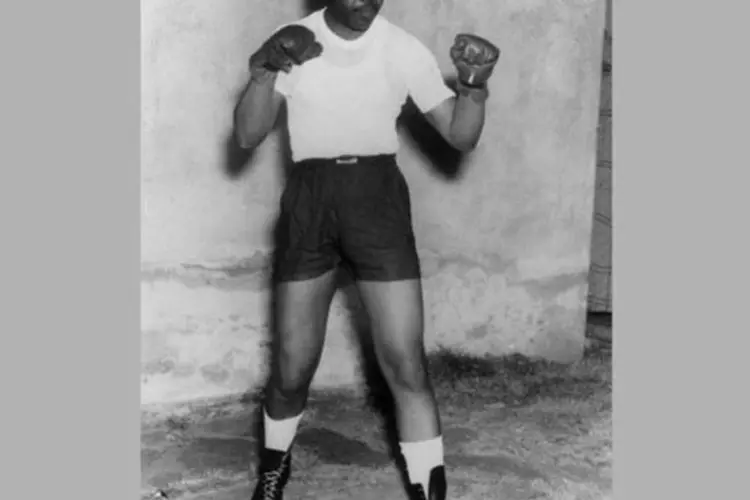 Mandela posa como boxeador em 1950. O esporte era um de seus hobbies (Keystone/Hulton Archive/Getty Images)