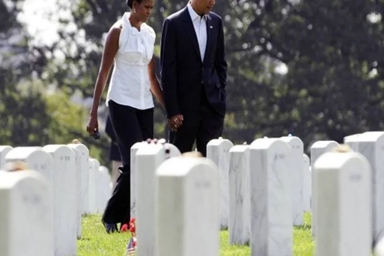 Acompanhado de sua esposa, Michelle, Obama visitou a seção 60 do cemitério, a área reservada para os militares mortos nas duas guerras (Getty Images)