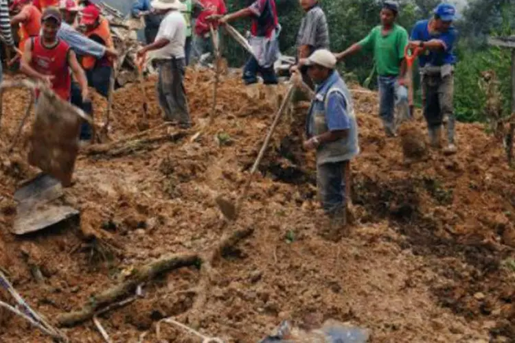 
	Mexicanos fazem trabalho de limpeza ap&oacute;s passagem de furac&otilde;es:&nbsp;passagem das tempestades tropicais Ingrid e Manuel deixou cerca de 160 mortos
	
	
 (AFP)