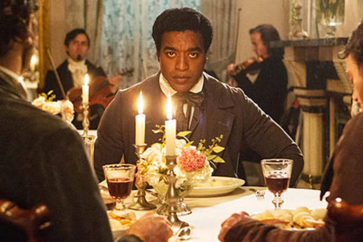 
	Filme &quot;12 Anos de Escravid&atilde;o&quot;: baseado na hist&oacute;ria real de um homem negro livre vendido como escravo, filme &eacute; um dos candidatos principais aos pr&ecirc;mios da temporada desde que venceu o festival de Toronto
 (Divulgação)