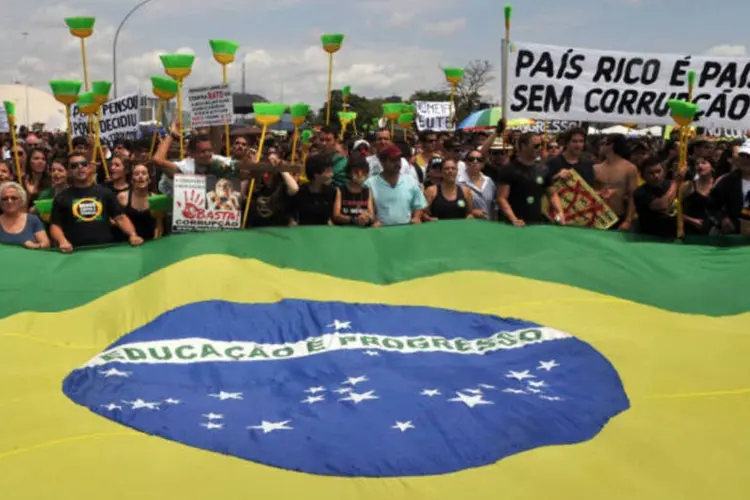 
	Protesto em Bras&iacute;lia contra a corrup&ccedil;&atilde;o: em 2012, os chefes do G20 ratificaram o compromisso de criar instrumentos para barrar a entrada de corruptos em seus territ&oacute;rios
 (Valter Campanato/Agência Brasil)