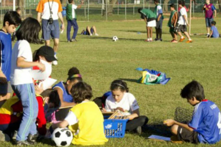 Crianças brincando: até 11 de setembro, 500 estudantes do ensino fundamental de escolas públicas e particulares do Distrito Federal poderão experimentar, em uma arena especial montada na quadra de esportes da embaixada, as sensações vividas por atletas paralímpicos. (Marcos Santos/USP Imagens)