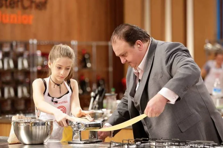 Valentina Schulz, do MasterChef Júnior, com o jurado Erick Jacquin (Facebook/Reprodução)