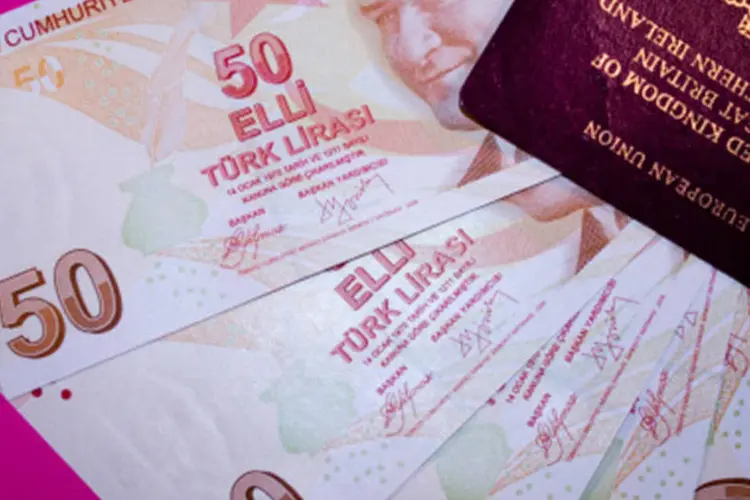 
	Liras turcas: a lira turca (LT) continua em queda livre, alcan&ccedil;ando novos m&iacute;nimos, a mais de 2,38 LT por d&oacute;lar e 3,26 LT por euro
 (Getty Images)