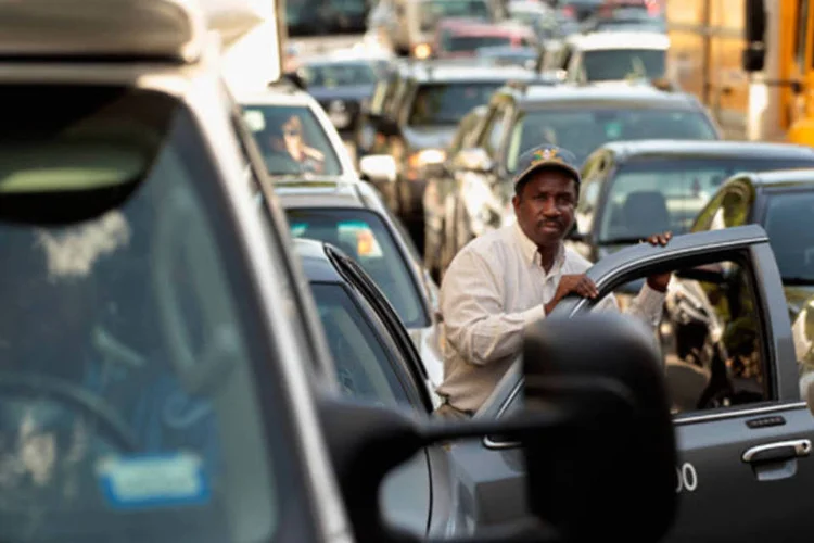 Motorista em meio a um congestionamento de veículos em Washington, Estados Unidos (Chip Somodevilla/Getty Images)