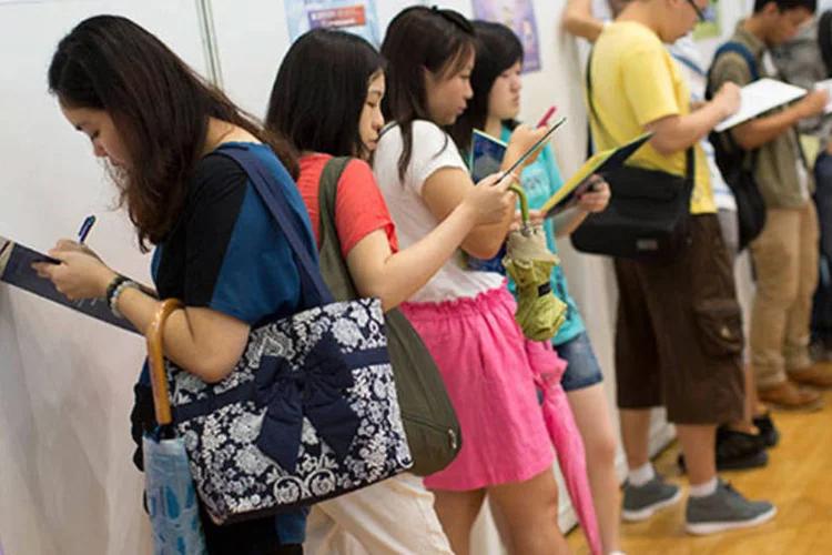 
	Chineses procuram trabalho em Hong Kong: o PIB chin&ecirc;s se expandiu a uma taxa anual de 7,5% no segundo trimestre
 (Jerome Favre/Bloomberg)