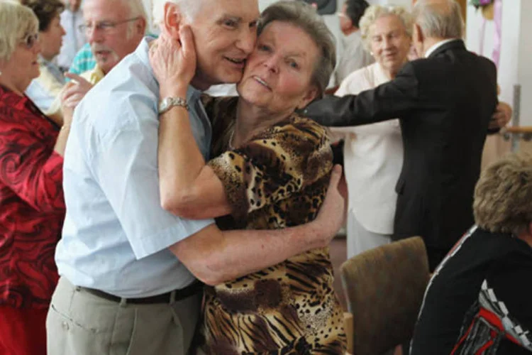 
	Casal de aposentados dan&ccedil;a: com idade, c&eacute;rebro diminui e atividade f&iacute;sica permite melhorar funcionamento geral e aumentar volume do hipocampo em 2%, diz professor
 (Sean Gallup/Getty Images)
