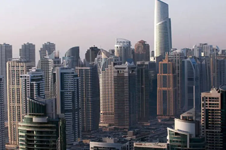 
	Almas Tower se destaca em meio a arranha c&eacute;u de Dubai: segundo empreendedor, a torre est&aacute; cheia e tem uma lista de espera para os inquilinos
 (Gabriela Maj/Bloomberg)