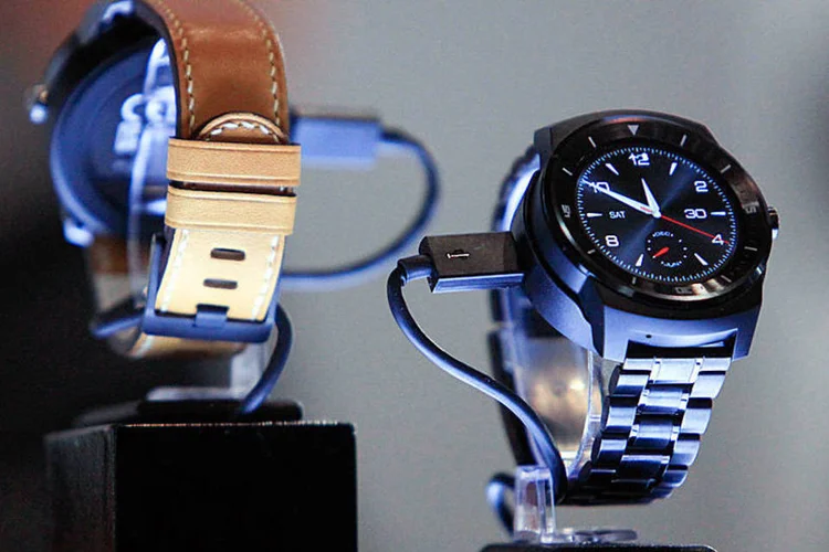 
	LG G Watch R: modelo n&atilde;o ser&aacute; mais encontrado nas lojas quando o estoque chegar ao fim
 (Krizstian Bocsi/Bloomberg)
