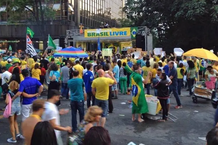 
	Manifestantes em frente ao carro de som do Movimento Brasil Livre
 (Priscila Yazbek / EXAME.com)