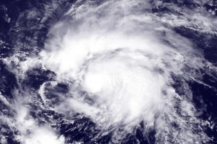 Segundo projeções do NHC, o centro de Maria, com ventos máximos de até 85 km/h, passará "para o oeste das Bermudas na próxima quinta-feira" (Noaa/Getty Images)