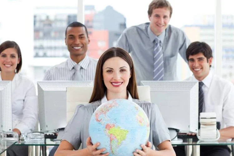 Empreendedores segurando um globo (Thinkstock)