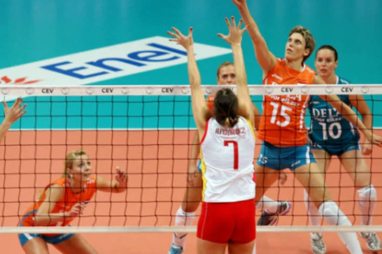 A ex-jogadora de vôlei da seleção holandesa, Ingrid Visser (com a bola), durante partida em 2011 (Paolo Bruno/Getty Images)