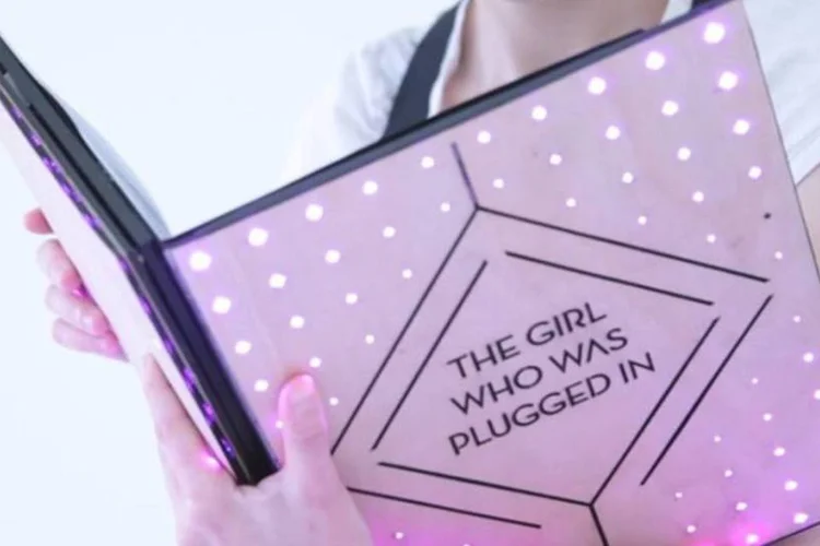 
	The girl who was plugged in, livro de fic&ccedil;&atilde;o sensorial: novidade n&atilde;o tem previs&atilde;o para chegar &agrave;s lojas
 (Reprodução/Felix//Vimeo)