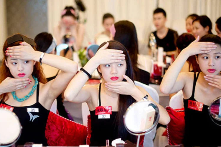Chinesas se maquiam: as políticas da China criam um dilema para a L’Oréal, que quer vender no país sem afastar os clientes de mercados onde o público pede um tratamento humano para os animais (Keith Bedford/Bloomberg)