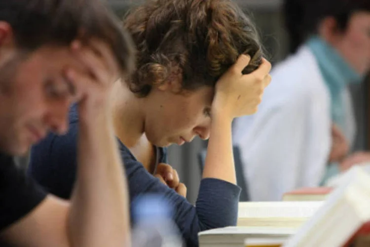 Estudantes leem livros em biblioteca (Adam Berry/Getty Images)
