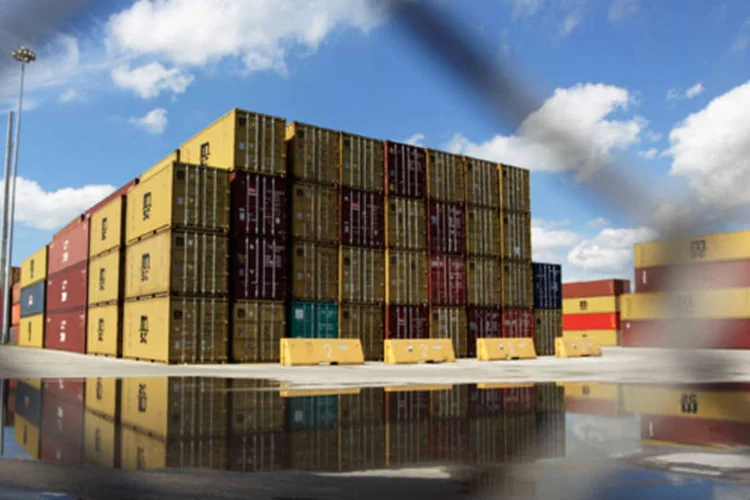 
	Cont&ecirc;ineres para exporta&ccedil;&atilde;o no porto de Everglades, na Fl&oacute;rida: &quot;&atilde;o s&oacute; h&aacute; repetidos furtos ocorrendo dentro da China como tamb&eacute;m fora da China para o benef&iacute;cio de entidades chinesas&quot;, disse
 (Joe Raedle/Getty Images)
