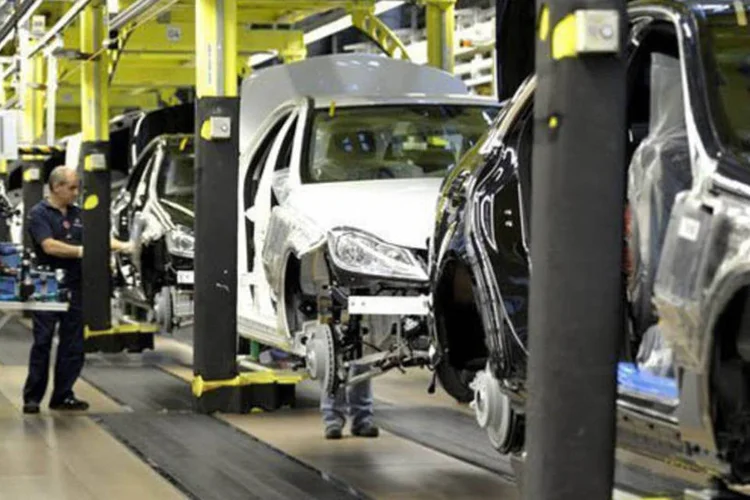 
	Linha de produ&ccedil;&atilde;o de f&aacute;brica da Mercedes-Benz: a cidade mais cotada para receber a f&aacute;brica &eacute; a pequena Iracem&aacute;polis, na regi&atilde;o de Limeira
 (AFP/ Thomas Kienzle)