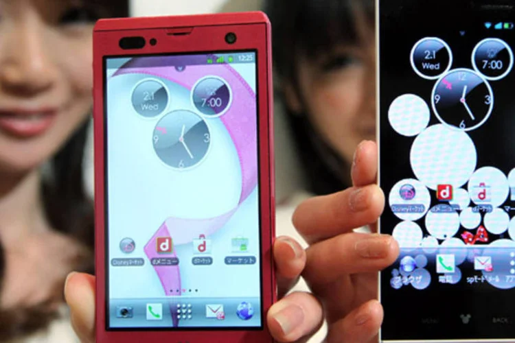 
	Modelos seguram um smartphone P-05D, produzido pela Panasonic: &nbsp;a divis&atilde;o m&oacute;vel da empresa deve perder mais de 1,1 bilh&atilde;o de ienes no ano fiscal encerrado em mar&ccedil;o pr&oacute;ximo
 (Haruyoshi Yamaguchi/Bloomberg)