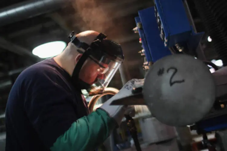 Operador trabalho em uma fábrica da Reading na Pensilvânia, Estados Unidos (Spencer Platt/Getty Images)